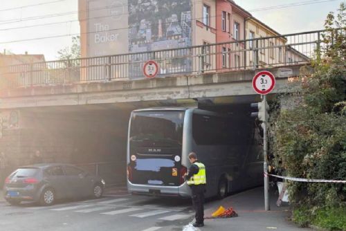 obrázek:Autobus s přibližně 50 dětmi uvízl pod železničním mostem ve Vysočanech. Hasiči ho vyprostili