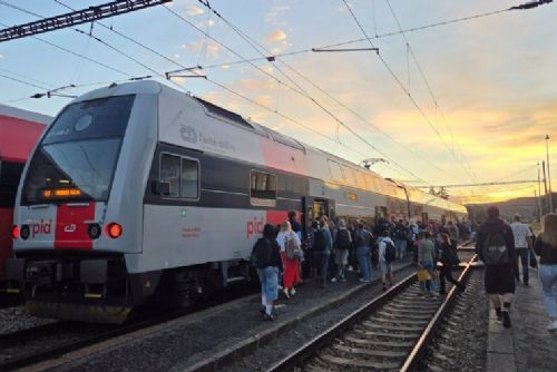 obrázek:Příměstským vlakům kolem Prahy chybí 23 CityElefantů a 5 Panterů. Soupravy jsou přeplněné