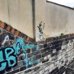 Díky projektu „Bez graffiti“ zmizely výtvory sprejerů z části Novoměstských hradeb i řady obytných domů v Praze. Funguje půl roku a už eviduje téměř 300 oznámení