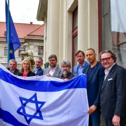 Hlavní město symbolicky vyvěsilo státní vlajku Izraele