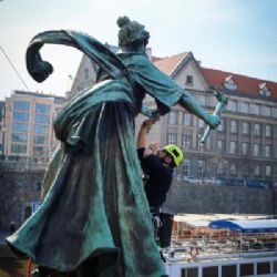 Kamerový průzkum prověřil možnosti oživení soch na Čechově mostě