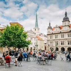 Kreativní Praha hledá nové lokality pro projekt Pražské židle & stolky v sezóně 2022