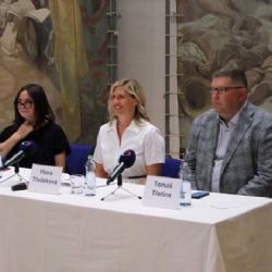 Plátna Muchovy Slovanské epopeje jsou nainstalována v Moravském Krumlově, výstava začne na přelomu července a srpna