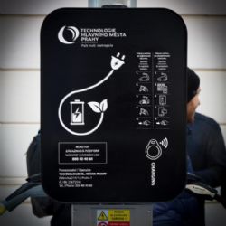Praha buduje v rámci obnovy veřejného osvětlení tzv. EVR lampy, které budou sloužit i pro nabíjení elektromobilů