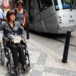 Praha finančně podpoří projekty městských částí na podporu odstraňování bariér ve městě