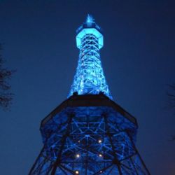 Praha nasvítí Petřínskou rozhlednu v modré barvě, symbolicky tak podpoří osoby s autismem