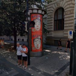 Praha schválila nová pravidla pro plakátovací plochy, plakátovací sloupy dostanou novou podobu