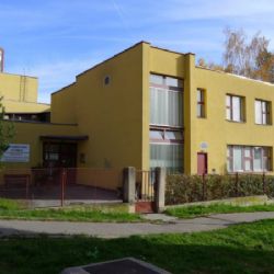 Praha společně s krajskou hygienickou stanicí doporučuje obezřetnost a nošení respirátorů při návštěvách v domovech seniorů