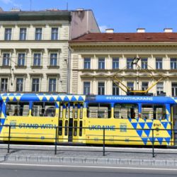 Praha vypravila unikátní tramvaj v národních barvách Ukrajiny