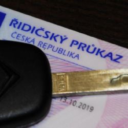 Registr řidičů je aktuálně přetížený. Žadatelé však mají možnost on-line rezervace návštěvy nebo podání své žádosti přes Portál dopravy, aby se vyhnuli čekání