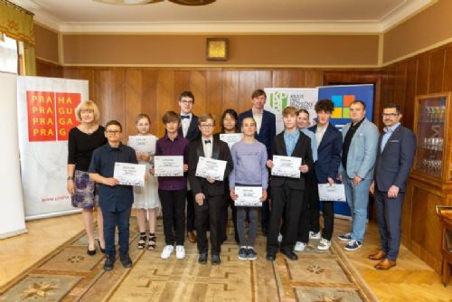 Foto: Účastníci pražského kola Kraje pro bezpečný internet obdrželi diplomy v Rezidenci primátora