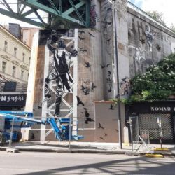 V Praze jsou k vidění nové muraly. Žižkov bude střežit Pérák, tramvajové obratiště Nádraží Hostivař obsadily plavkyně