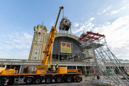 Foto: V Praze se uskutečnila unikátní stavební operace. Jeřáb sundal 26tunovou hodinovou věž z Průmyslového paláce