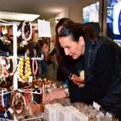 Vánoční jarmark opět nabízí originální produkty od studentů i z chráněných dílen