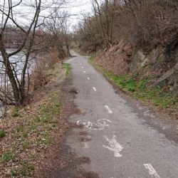 Vyhlídková cesta podél Hostivařské přehrady dostane nový povrch, opraví se zídky i studánka