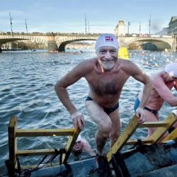 Ledovou výzvu na Slovanském ostrově přijalo 330 otužilců