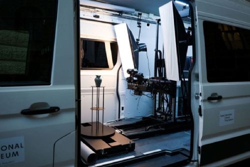 obrázek:Mobilní digitalizační stanice Archa III vyráží z Prahy na Ukrajinu