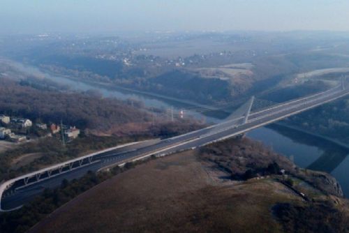 obrázek:Nový 606 metrů dlouhý most u Suchdola bude součástí Pražského okruhu, nabídne šest jízdních pruhů