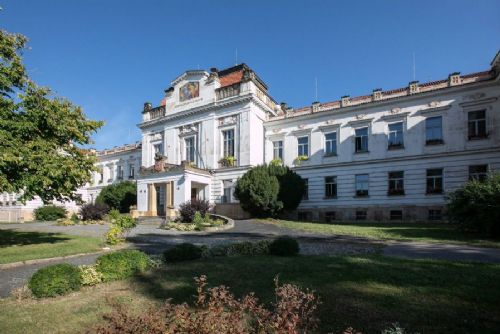 obrázek:Psychiatrická nemocnice Bohnice vysvětluje omezené vstupy. Dva průchody mají zajistit bezpečí a klid pacientů