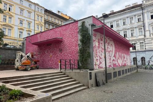 obrázek:Růžový mural na Žižkově odkazuje na českou krajku a vzbuzuje emoce. Dílo vzniká na Kostnickém náměstí