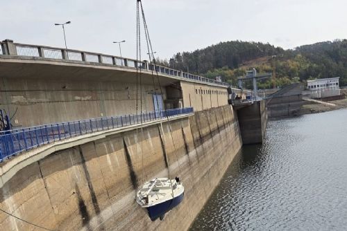 obrázek:Sucho na Orlíku ukončilo plavby předčasně. Hladina je nejníž od roku 1982, lodě se vyzvedávají jeřábem