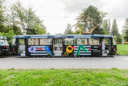 obrázek:Tři sekundy mohou rozhodnout. Nová tramvaj v Praze varuje před mobilem a sluchátky