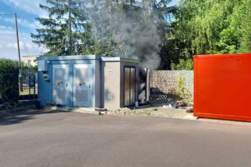 obrázek:V Klecanech hořela trafostanice. Muž utrpěl popáleniny na 60 procentech těla, do nemocnice letěl vrtulník