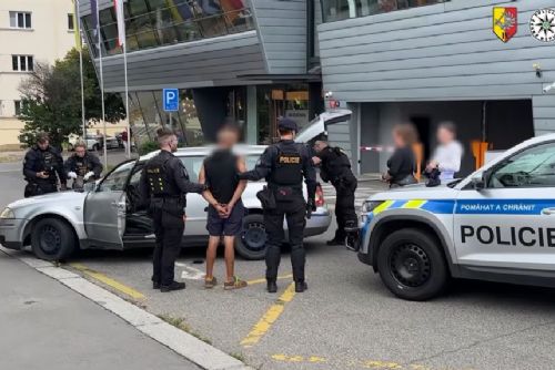 obrázek:V Praze policisté zadrželi řidiče se sedmiletým zákazem. Při honičce jel až 160 km/h, v autě měl konopí