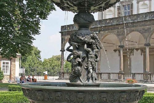 Foto: Zpívající fontána v Mariánských Lázních opět láká návštěvníky