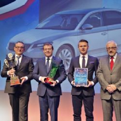 ŠKODA Superb je Autem roku 2016