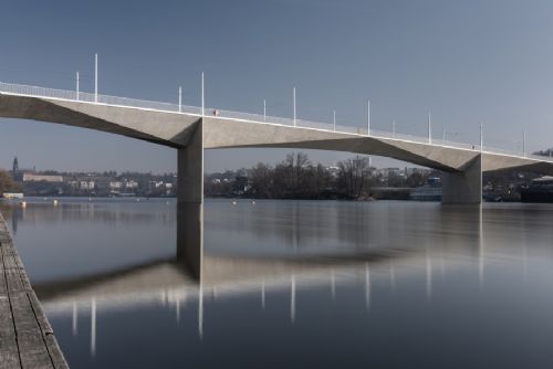 obrázek:Dvorecký most spojil Smíchov s Podolím. Nové tramvajové a autobusové linky změnily dopravu v Praze