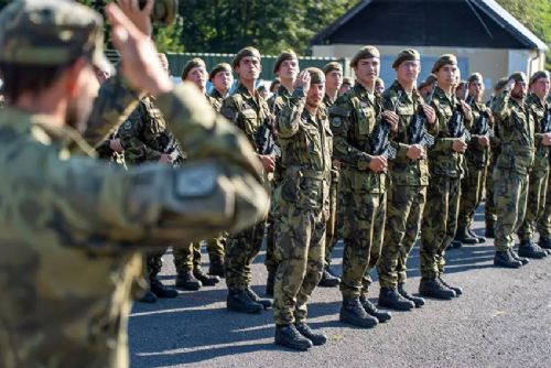 obrázek:Na Hradčanech začal vojenský výcvik pro středoškoláky. Studenti čtyři týdny poznávají život v armádě