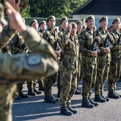 Na Hradčanech začal vojenský výcvik pro středoškoláky. Studenti čtyři týdny poznávají život v armádě