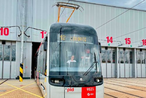 obrázek:Nová tramvaj Škoda 52T vyjela v Praze do běžného provozu. První vůz z druhé dodávky jezdí na lince 12