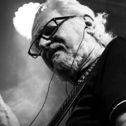 Plzeň se loučí s rockovou legendou. Zemřel Jaroslav Rajtmajer z Extra Bandu