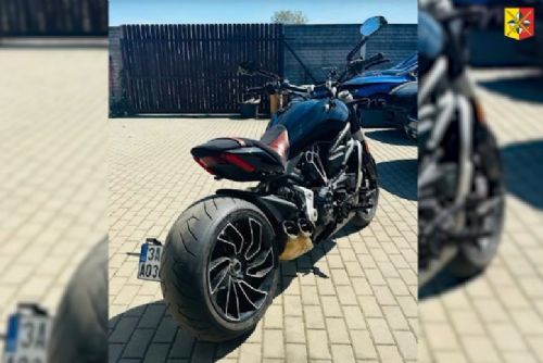 obrázek:Policie pátrá po muži podezřelém z krádeže motocyklu za více než 350 tisíc. Žádá o pomoc