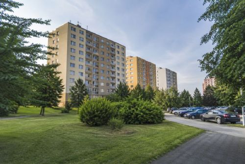 obrázek:Praha 14 upozorňuje na koncentraci bytů programu Housing First. Debata se vede o nastavení sociálního bydlení