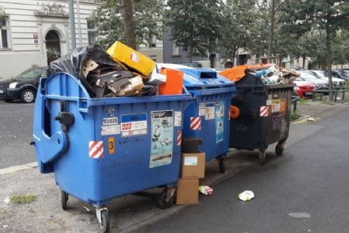 obrázek:Přeplněné kontejnery na tříděný odpad zatěžují Prahu, město rozšiřuje senzory