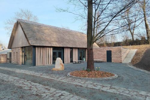 obrázek:V kouřimském skanzenu otevřeli novou vstupní budovu za 45 milionů. Navazuje na tradiční architekturu a má doškovou střechu