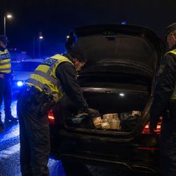 Bez řidičáku a s 20 miliony v kufru. Bavorská policie zastavila Čecha u Rozvadova