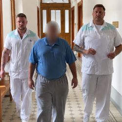 Bratra měl ubodat, otce pobodat tak, že se zlomil nůž. V Plzni začal soud kvůli tragédii na Slovanech