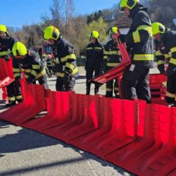 Český Krumlov testuje mobilní plastové zábrany proti povodním
