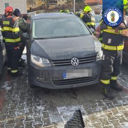 Malého chlapce zamklo auto kvůli technické závadě, vysvobodili ho hasiči