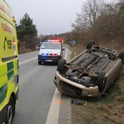 Chtěl vyzkoušet ruční brzdu za jízdy. Auto skončilo na střeše