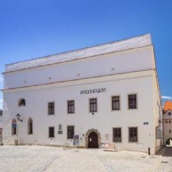 Cizinec v duši města: Jindřichův Hradec hostí výstavu Hišáma Malika
