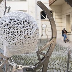 Dialog mezi přírodou a technologií? Galerie v Plzni ukáže „živé“ sochy z 3D tisku