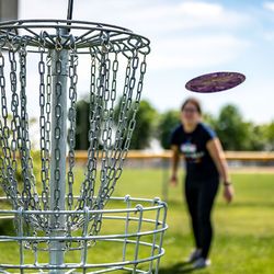 Co je discgolf a proč ho zkusit? Stačí disk, chuť vyrazit ven a první hřiště máte za rohem
