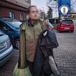 Hledaný muž se skrýval ve vnitrobloku na Koterovské, policisté ho zadrželi