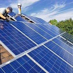 Hradec nainstaluje solární střechy pro tři školy