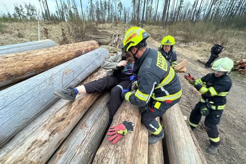 obrázek:Kuriozní zásahy hasičů 2025, děti v pasti nebo seniorka „přes zábradlí“
